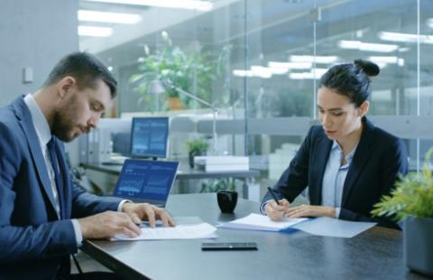 Umowa o pracę w samorządzie to dokument prywatny, a nie urzędowy