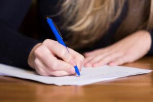 Komisja egzaminacyjna wykrywaczem sprawdzi, czy przyszły sędzia wniósł telefon na egzamin