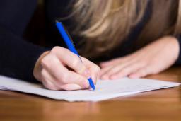 Komisja egzaminacyjna wykrywaczem sprawdzi, czy przyszły sędzia wniósł telefon na egzamin