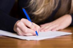 Komisja egzaminacyjna wykrywaczem sprawdzi, czy przyszły sędzia wniósł telefon na egzamin