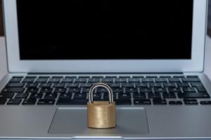 Serwis internetowy musi weryfikować, czy reklama zawiera prawdziwe dane