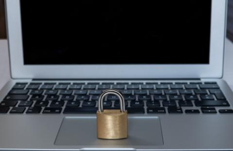 Serwis internetowy musi weryfikować, czy reklama zawiera prawdziwe dane