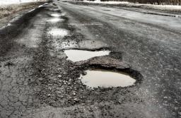 Dziura w jezdni, wyrwa w budżecie