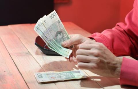 33 proc. Polaków chciałoby wiedzieć, ile zarabiają współpracownicy