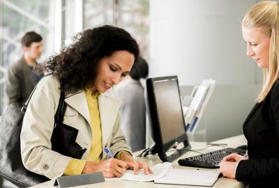 Państwo wydaje pieniądze na kształcenie urzędników, ale nie śledzi ich losów