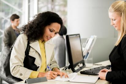 Państwo wydaje pieniądze na kształcenie urzędników, ale nie śledzi ich losów