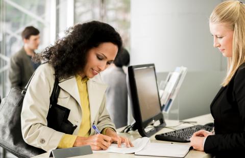 Państwo wydaje pieniądze na kształcenie urzędników, ale nie śledzi ich losów