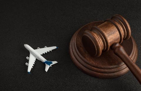 Zwrot pieniędzy za odwołany lot - z prowizją biura podróży czy bez?