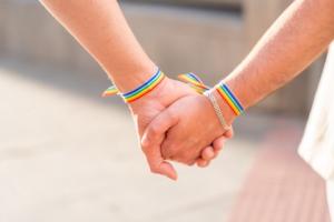 Koniec „kobiety” i „mężczyzny” w aktach małżeństwa. Nowe wzory dokumentów w USC