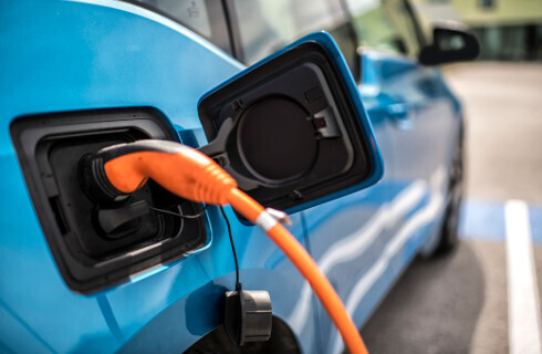 NIK: Podwyżki energii elektrycznej zachwiały elektromobilnością w samorządach