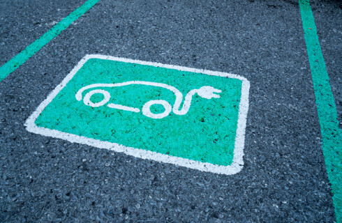 Coraz więcej hulajnóg, rowerów i małych aut na prąd w miastach