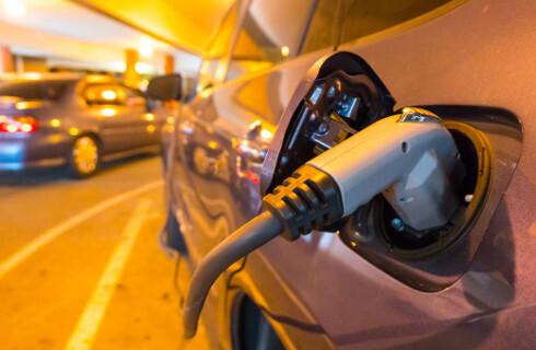 Ładowanie elektryków w blokach - krótsze terminy, większe ryzyko?