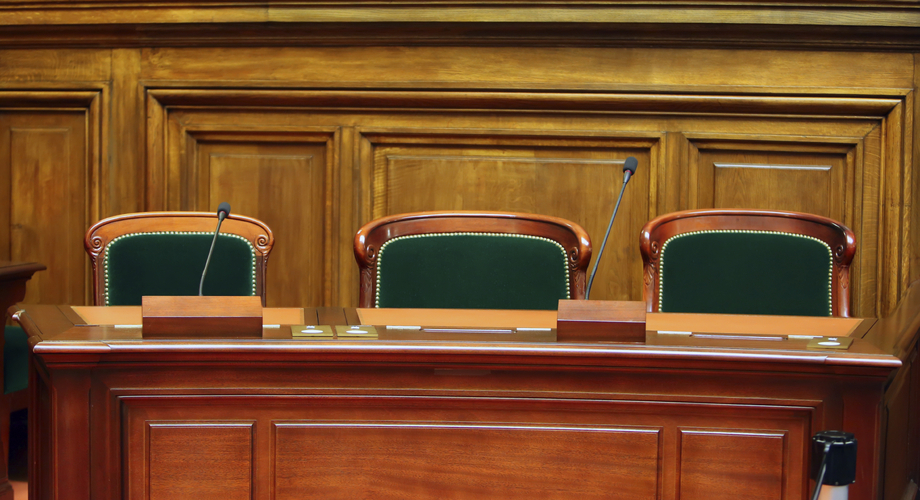 SN: Ławnik niepotrzebny przy zażaleniu na uchylenie immunitetu prokuratorowi