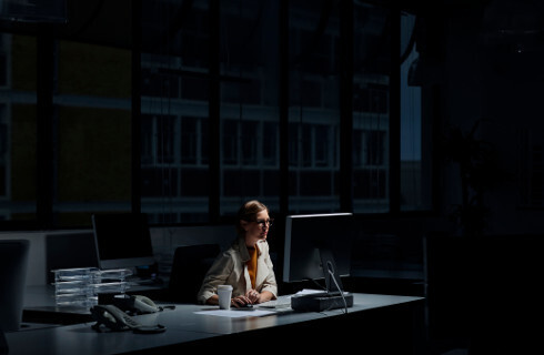 Koronawirus już bije po kieszeni firmy, uderzy też pracowników