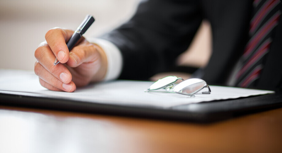 Komornik wydalony z zawodu za nieprawidłowości przy egzekucji ciągnika