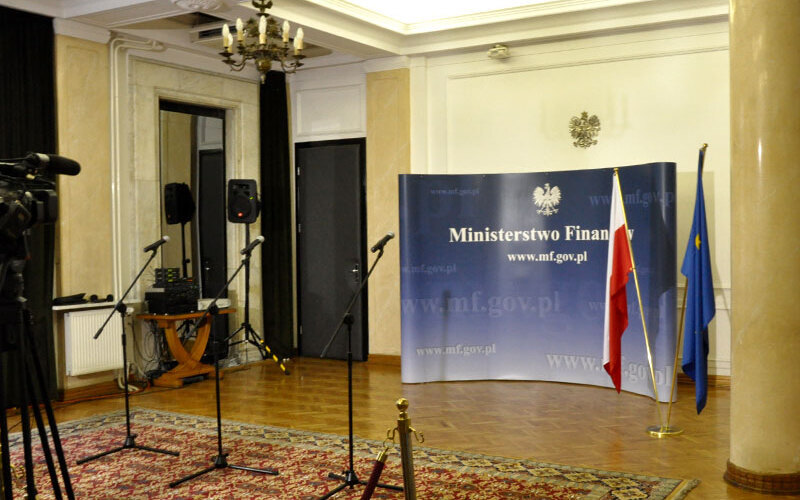 W Ministerstwie Finansów nie ma dyskryminacji, ale kobiety zarabiają trochę mniej