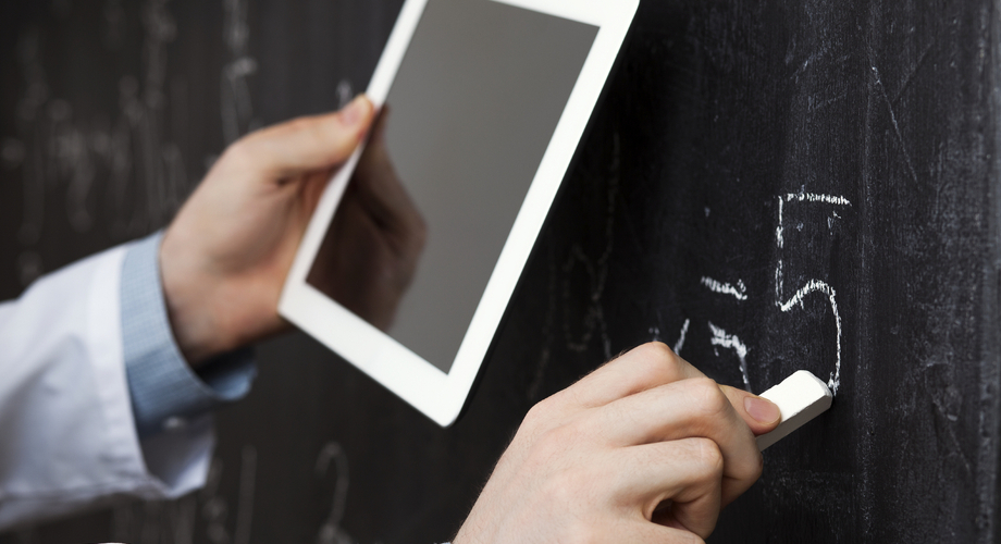 Czy nieobecność spowodowana opieką nad innym członkiem rodziny wpływa na uprawnienia do nagrody jubileuszowej?