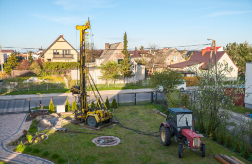 traktor wiertlo studnia domy
