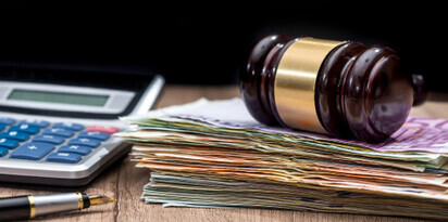 pieniadze egzekucja mlotek