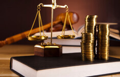 pieniadze egzekucja mlotek