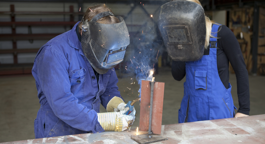 Rząd zapłaci pracodawcom za utrzymanie pracowników, a potem ułatwi ich zwolnienie