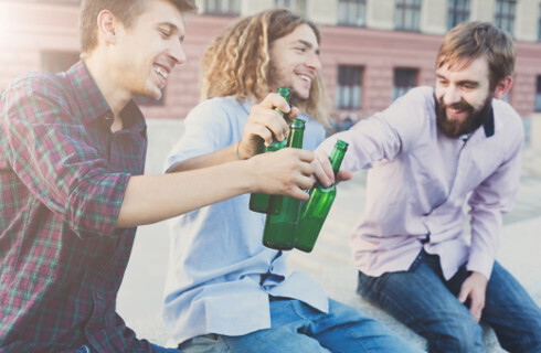 NSA: Można pić alkohol w miejscach publicznych, jeśli radni pozwolą