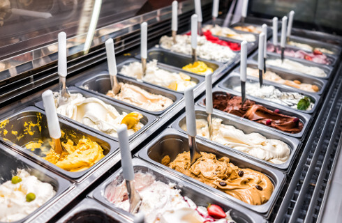 Promocja lodów ściąga tłumy dzieci do sklepów - problem zdrowotny czy prawny?