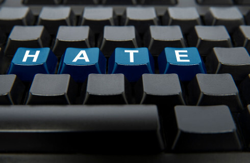 Hejt w internecie ma być szybciej zwalczany