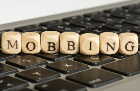 SA: Podwładny nazywa brygadzistę „polską świnią”? Pracodawca odpowie za tolerowanie mobbingu