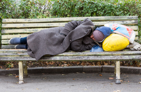 Przez obsługę dodatków osłonowych, pomoc społeczna odsunięta na drugi plan