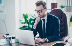 biznesmen laptop mezczyzna