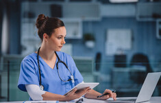 lekarz laptop stetoskop