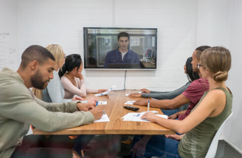 Nowa ustawa pozwala na zdalne sesje rad i korespondencyjne głosowanie w wyborach