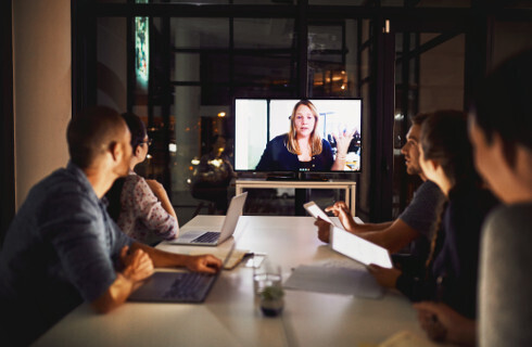 Sesje rad online są dopuszczalne, prawo nie nakazuje fizycznej obecności