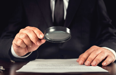 Ekonomista bez praktyki skontroluje pomoc społeczną, praktyk po licencjacie nie może