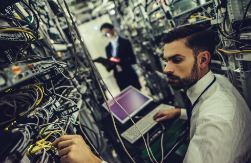 Do 2025 roku powszechny szerokopasmowy internet i łączność 5G w kluczowych miejscach w kraju