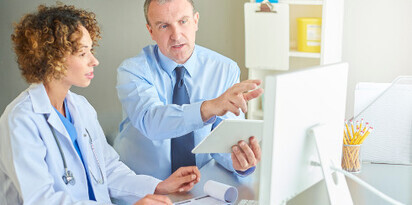 lekarz lekarka komputer