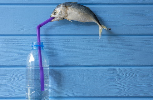 Mniej plastiku w morzu to ogromne koszty dla firm