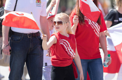 Flaga lepiej chroniona niż hymn - ale za jej znieważenie głównie grzywna