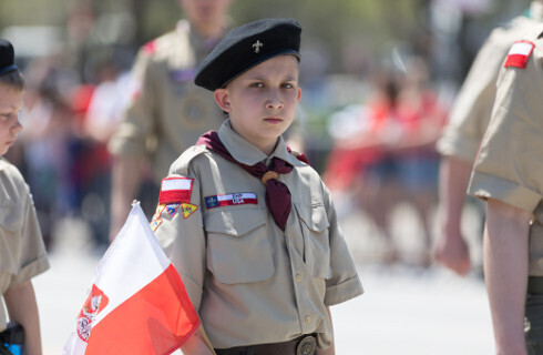flaga polska dziecko harcerz parada