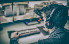 gra komputer dziecko laptop