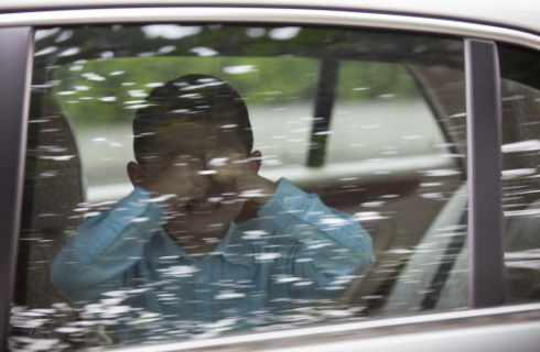 Gdy dziecko "uwięziono" w samochodzie, można zbić szybę