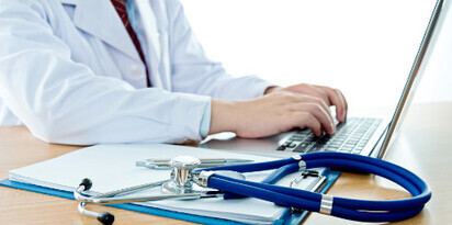 lekarz laptop stetoskop