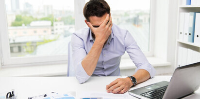 biznesmen laptop problem porazka