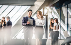 biznes rozmowa korytarz