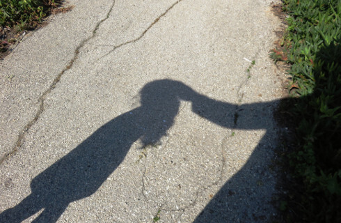 Krzywda dziecka za zamkniętymi drzwiami, sprawcy często pozostają bezkarni