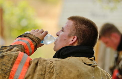 Strażacy ratownicy OSP z legitymacją w mObywatelu