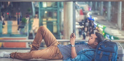 lotnisko podroze plecak telefon