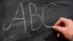 nauczyciel reka kreda tablica abc