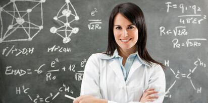 nauczycielka kreda tablica chemia